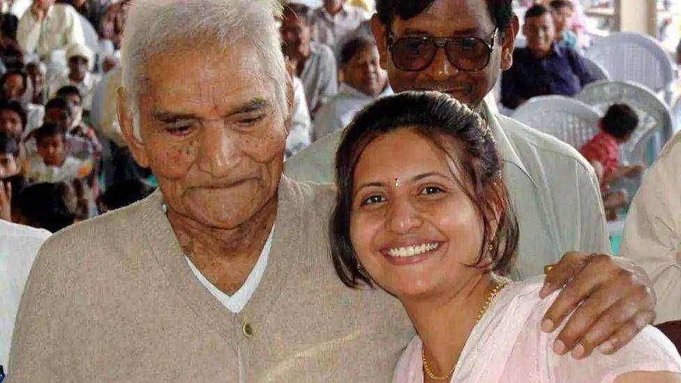 ?️ धक्कादायक..डॉ बाबा आमटे यांची नात डॉ. शितल आमटे करजगी याची आत्महत्या..आमटे परिवारातील वाद चव्हाट्यावर..