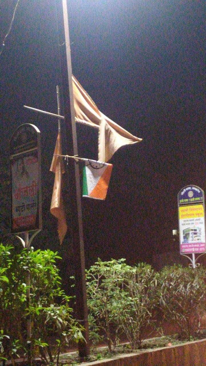 ?स्वच्छ सुंदर अमळनेर चा बोजवारा..! राजकीय पक्षांच्या झेंड्यांचे झाले हातधरणे.. तरी नगरपरिषदेला जाग येईना..!