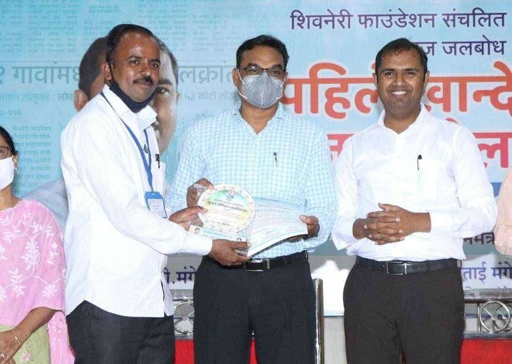 चैतन्यनगर गावाने पटकावला प्रथम क्रमांक :दिनकर राठोड जलयोध्दा पुरस्काराने सन्मानित...