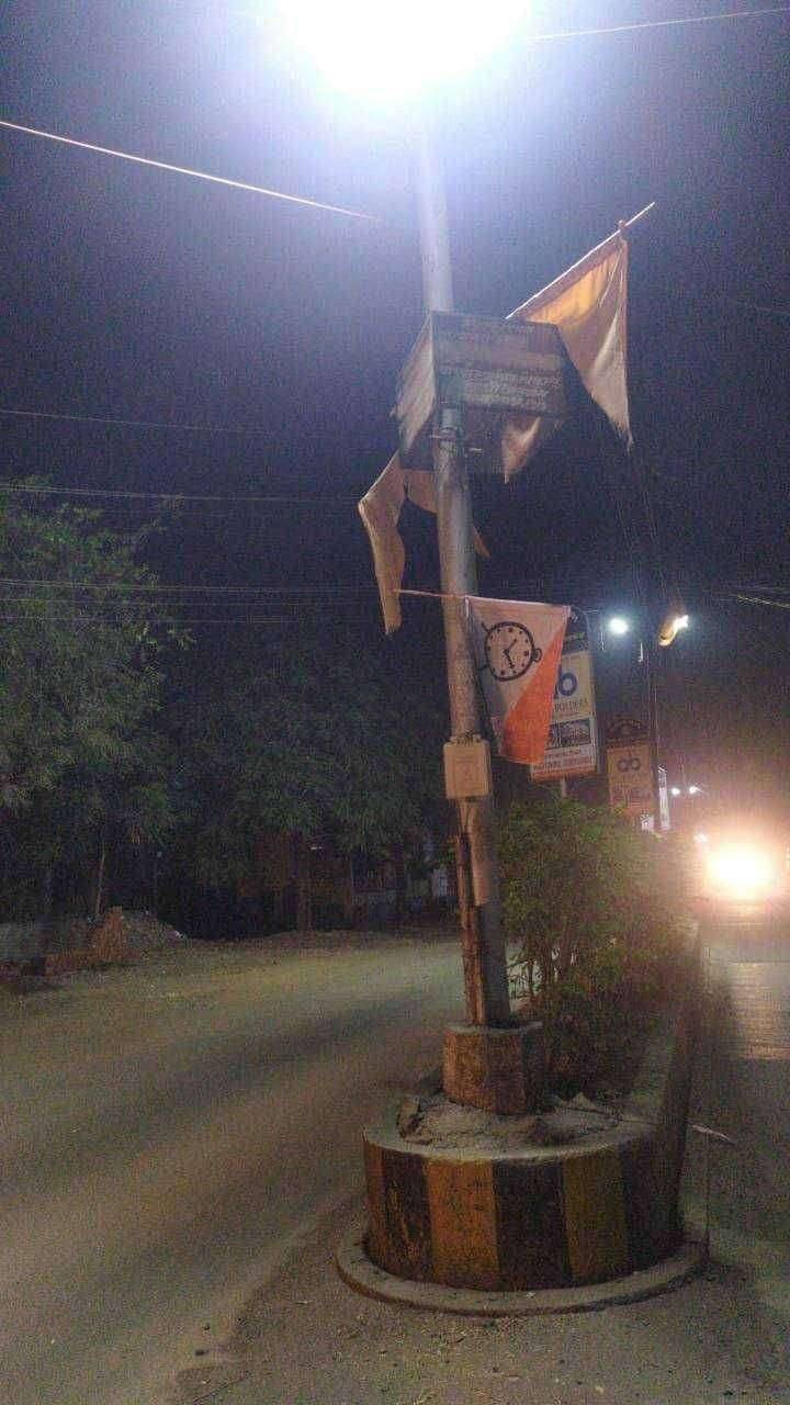 ?स्वच्छ सुंदर अमळनेर चा बोजवारा..! राजकीय पक्षांच्या झेंड्यांचे झाले हातधरणे.. तरी नगरपरिषदेला जाग येईना..!