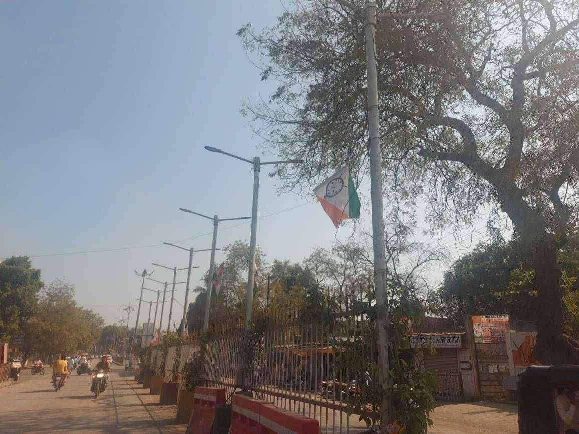 ?स्वच्छ सुंदर अमळनेर चा बोजवारा..! राजकीय पक्षांच्या झेंड्यांचे झाले हातधरणे.. तरी नगरपरिषदेला जाग येईना..!