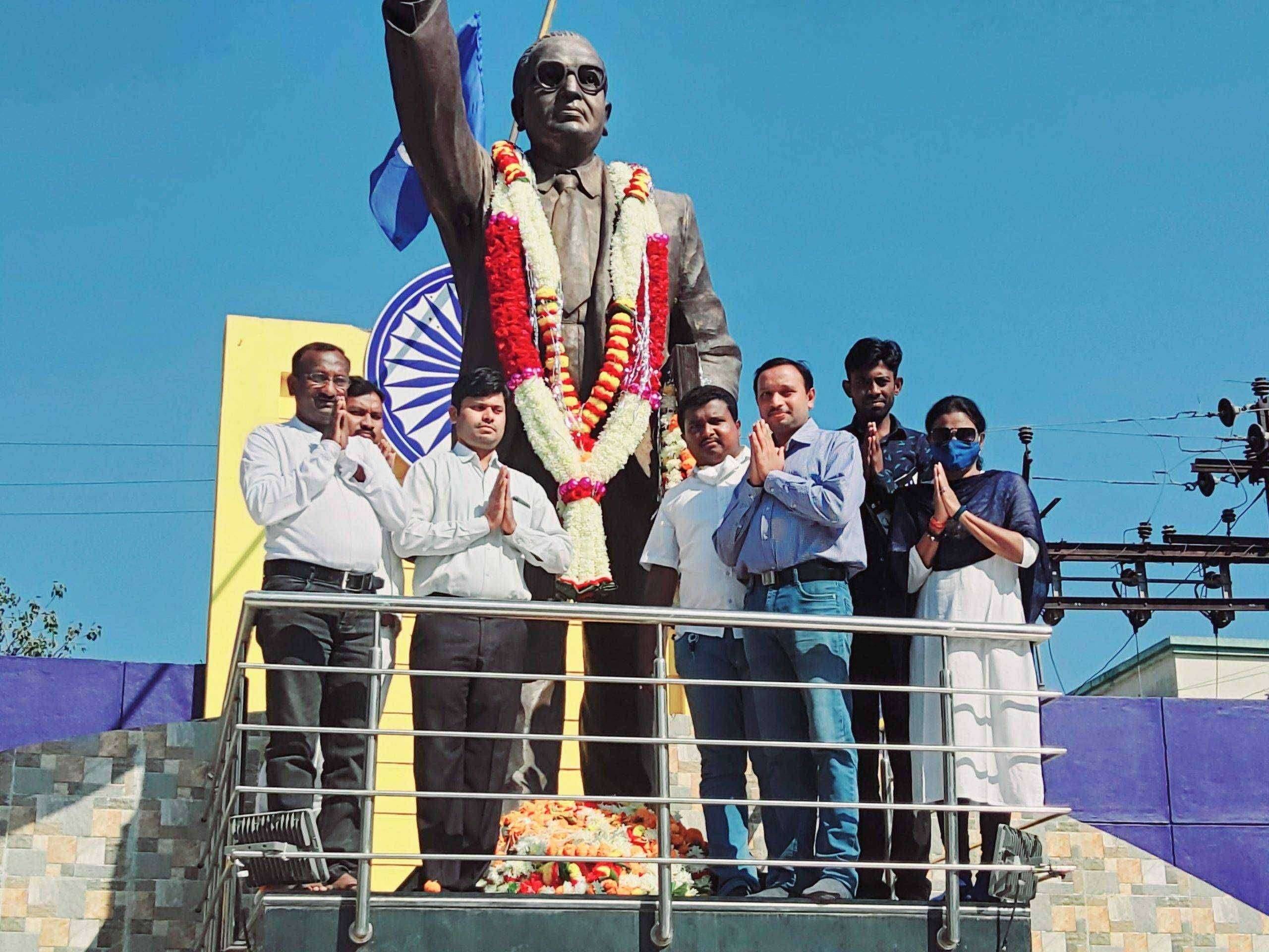 अमळनेरात डॉ बाबासाहेब आंबेडकर यांना सामाजिक कार्यकर्त्या कडून भावपूर्ण अभिवादन.