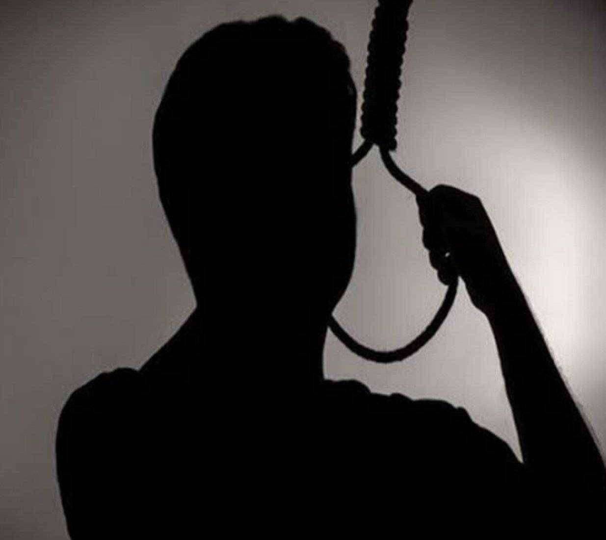 ? धक्कादायक..हॉटेलमध्ये तलाठयाची गळफास लावून आत्महत्या,औरंगाबाद जिल्ह्यातील धक्कादायक घटना