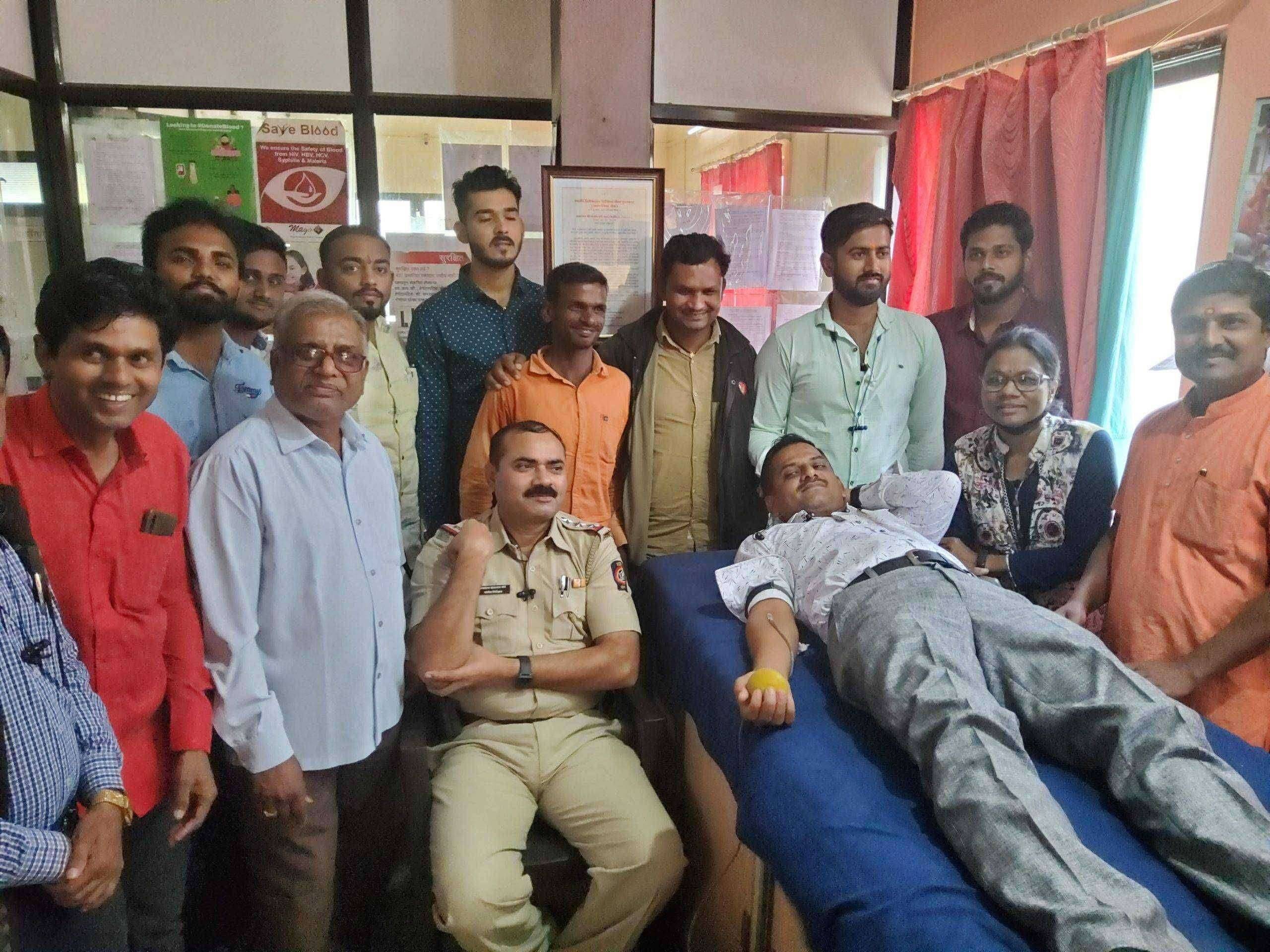 ?प्रेरणादायी..वाढदिवसा निमित्त अमळनेर येथील गुप्तवार्ताचे पोलिस कॉन्स्टेबल डॉ शरद पाटील व पोलिस निरीक्षक श्री अंबादास मोरे यांनी केले रक्तदान !