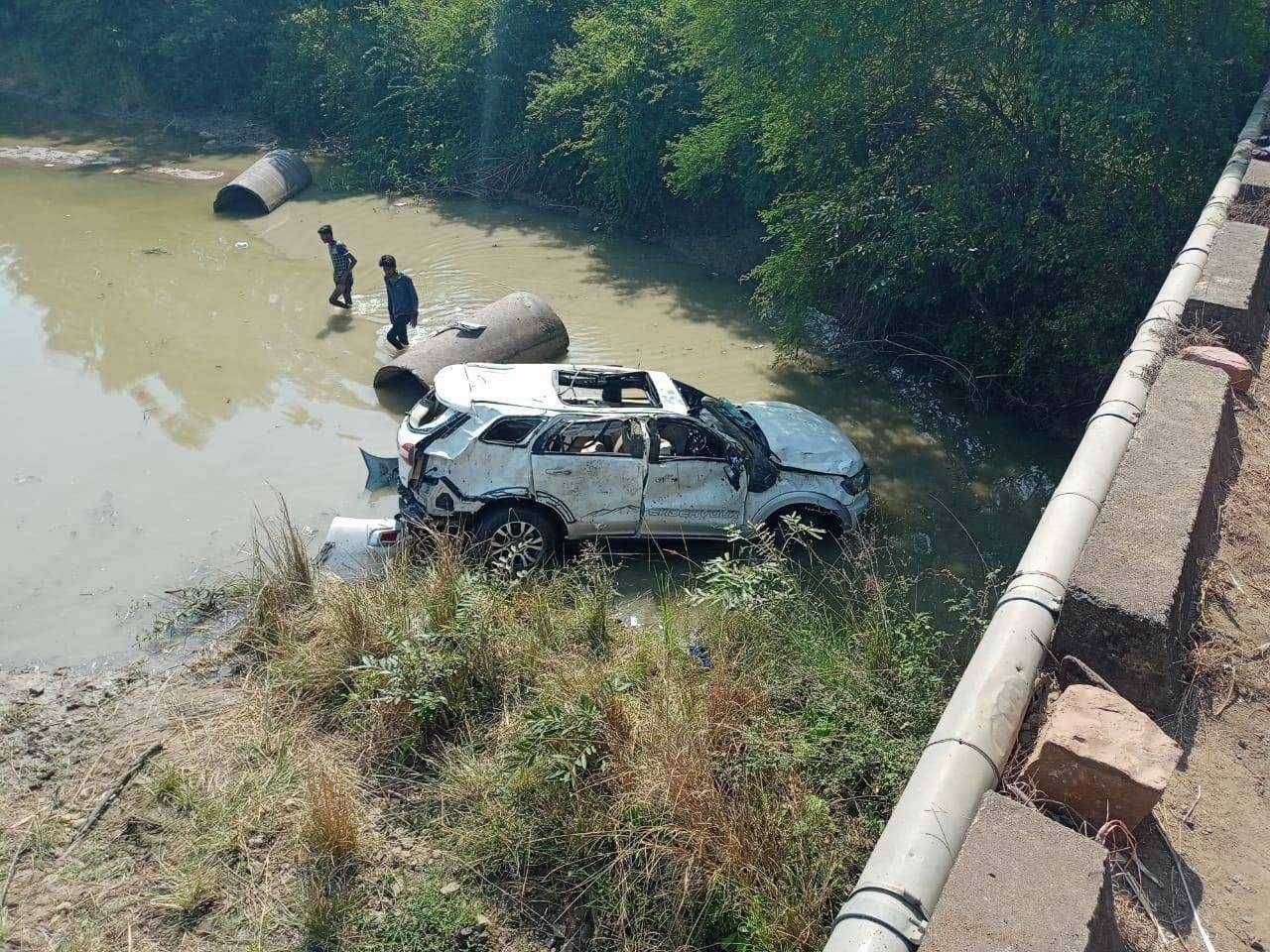 चिमूर कोलारा गेट वर अपघात 5 गंभीर 14 वर्षी मुली चा अपघातात मृत्यू