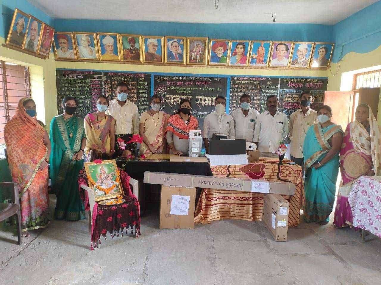 वरगाव्हण जि. प. शाळेला संगणक आणी प्रोजेक्टर भेट पुण्याच्या बेन्टली कंपनीचा उपक्रम...