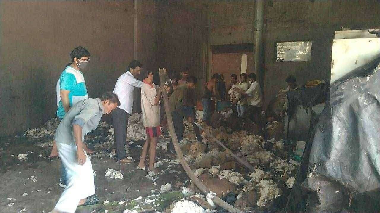 दोंडाईचा येथे कपास खरेदीच्या अभिषेक जिनींगला भिषण आग उपनराध्यक्ष रवी उपाध्ये यांचे आगीत पंचवीस लाखाच्या आत नुकसान...