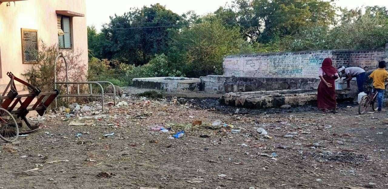शिरूड ग्रामपंचायत प्रशासनाच्या निष्काळजीपणामुळे गावात अस्वच्छतेचा कळस...