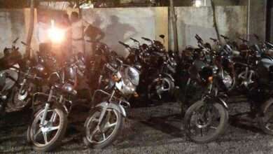 चोरीच्या मोटरसायकली देणार-घेणाऱ्याला सोडता कामा नये प्रो.आयपीएस अधिकाऱ्याने पकडल्या तब्बल चोरी झालेल्या सव्वीस गाड्या चोरी झालेल्या मोटारसायकली परत मिळणार, ह्या आशेने नागरिकही सुखावले....