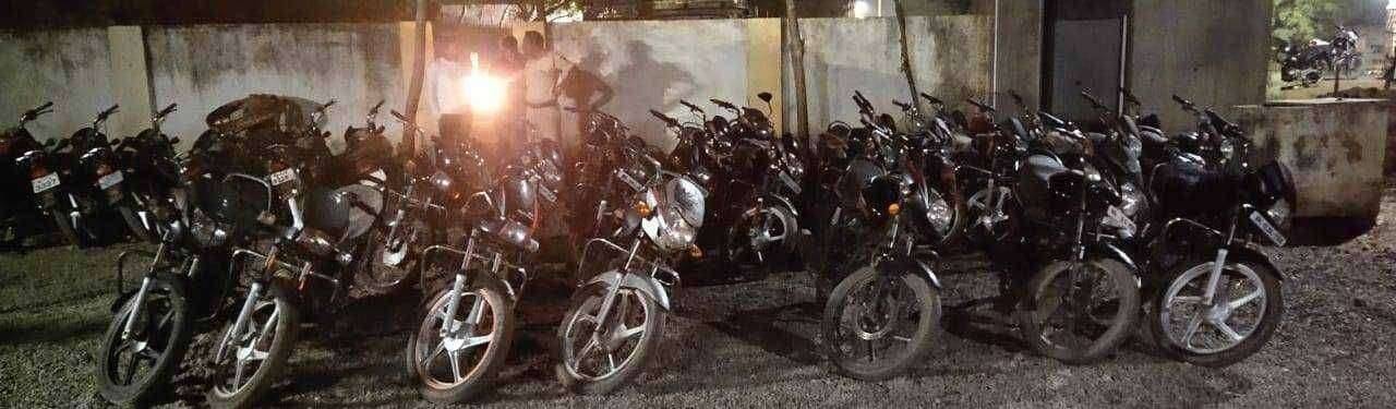 चोरीच्या मोटरसायकली देणार-घेणाऱ्याला सोडता कामा नये प्रो.आयपीएस अधिकाऱ्याने पकडल्या तब्बल चोरी झालेल्या सव्वीस गाड्या चोरी झालेल्या मोटारसायकली परत मिळणार, ह्या आशेने नागरिकही सुखावले....