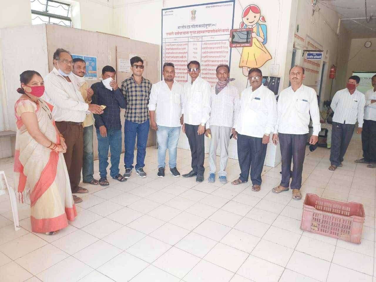 ऍड. चंद्रशेखर भाई आझाद यांच्या वाढदिवसानिमित्त रुग्णांना फळ वाटप