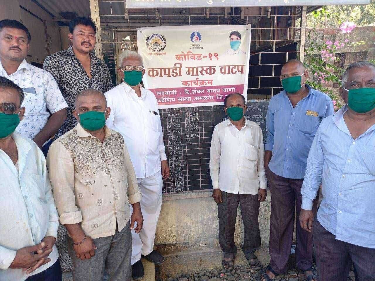 टॅक्सी चालक मालकांना मास्क वाटप...