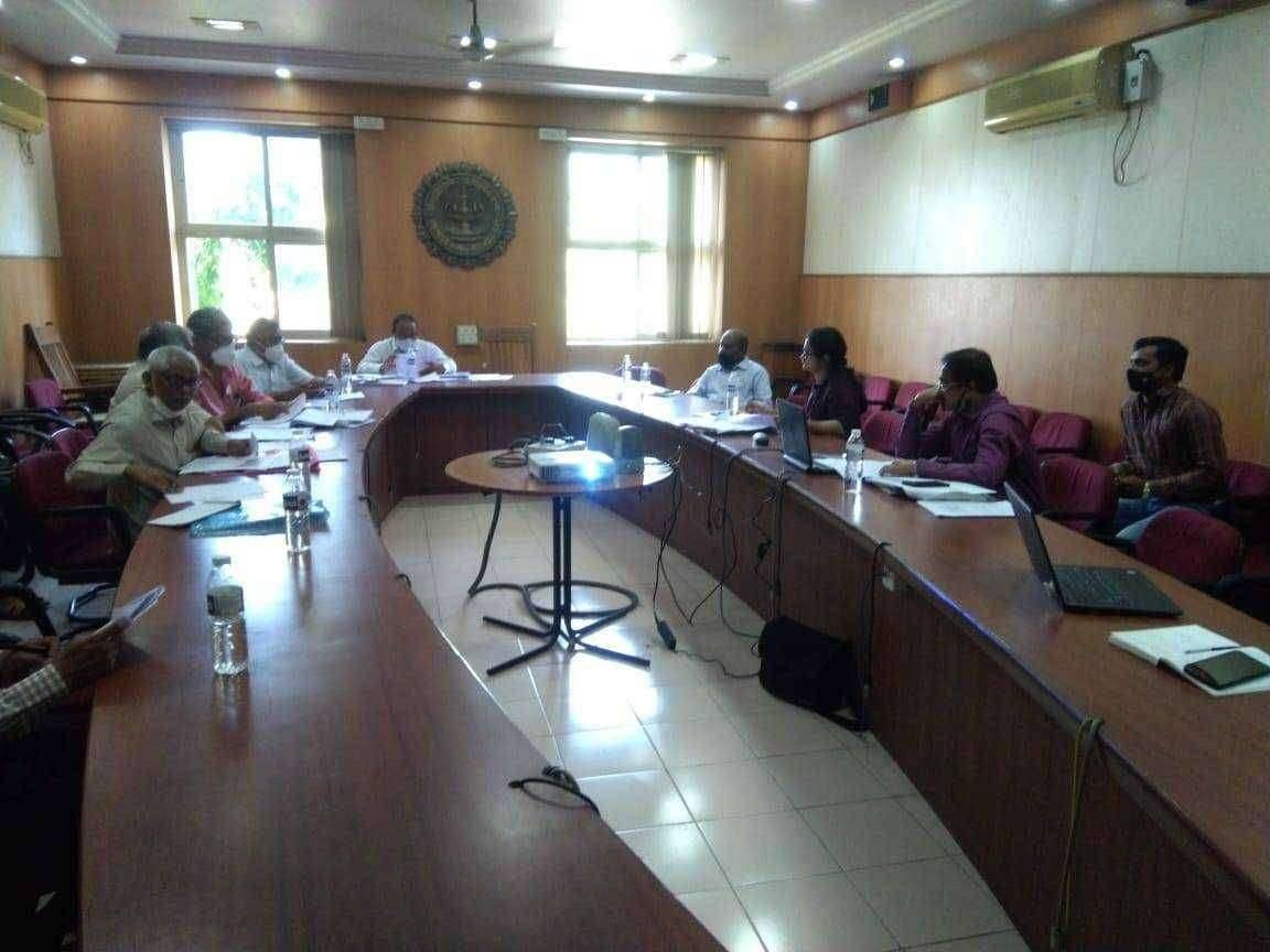 पुणे कृषी आयुक्तालय येथे हवामानावर आधारित फळपीक विमा योजनेत केळी पिकाची मानके करतांना.