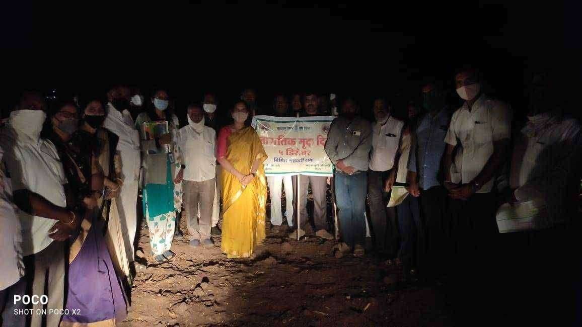 जागतिक मृदा दिनानिमित्त शेतकऱ्यांच्या बांधावर जात खा.डॉ.भारती पवार यांनी केले स्वाईल हेल्थ कार्डचे वाटप