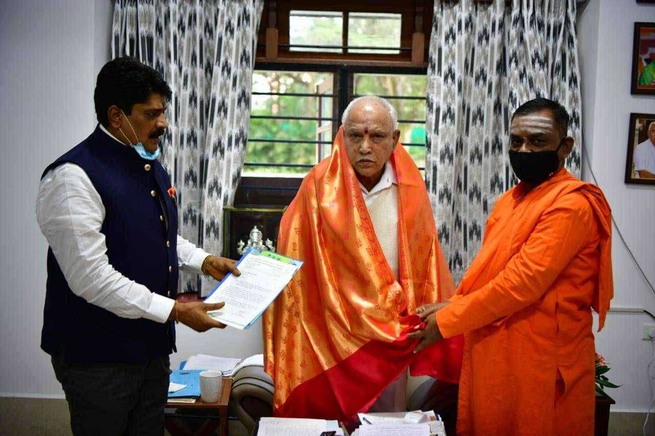 भक्तांना राहण्यासाठी समुदाय भवन निर्माण करण्याची मागणी मुख्यमंत्र्यांना देण्यात आली...