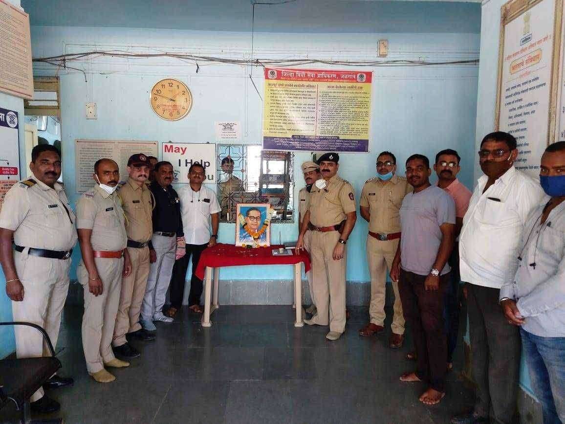 अमळनेर पोलीस स्टेशन येथे डॉ. बाबा साहेब आंबेडकर यांच्या महापरिनिर्वाण दिनानिमित्त प्रतिमा पूजन