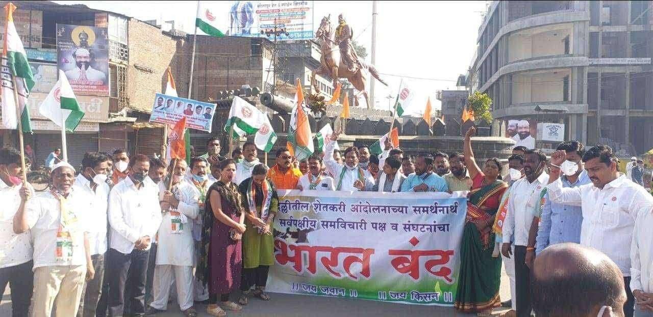 पंढरपुरात शेतकरी आक्रमक..मोदी सरकार विरोधात घोषणाबाजी...