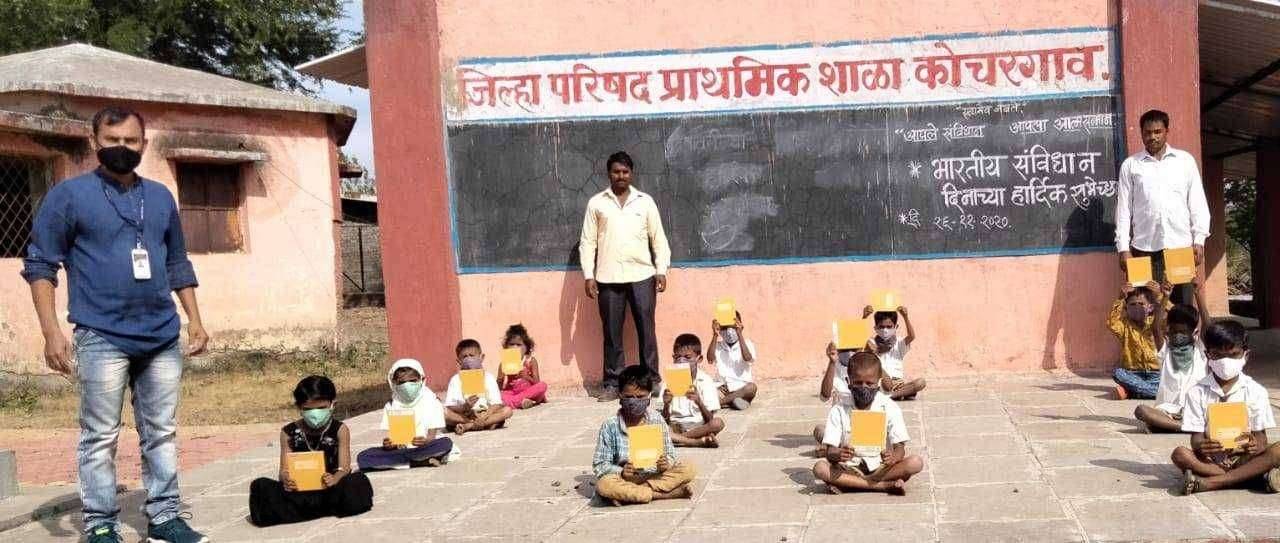 अविनाश जुमडे यांच्याकडून विद्यार्थ्याना वह्या व मास्कचे वाटप