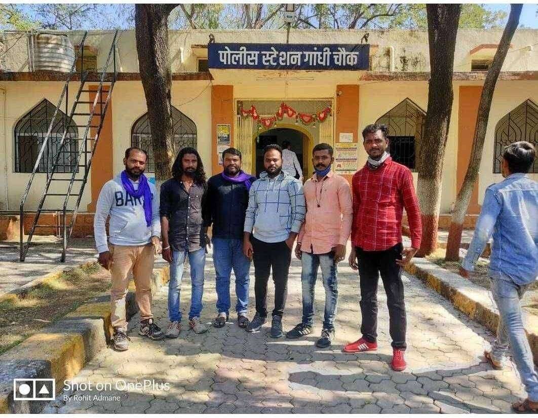 लातुरात भिम आर्मीच्या कार्यकर्त्यांना पोलिसांनी घेतले ताब्यात