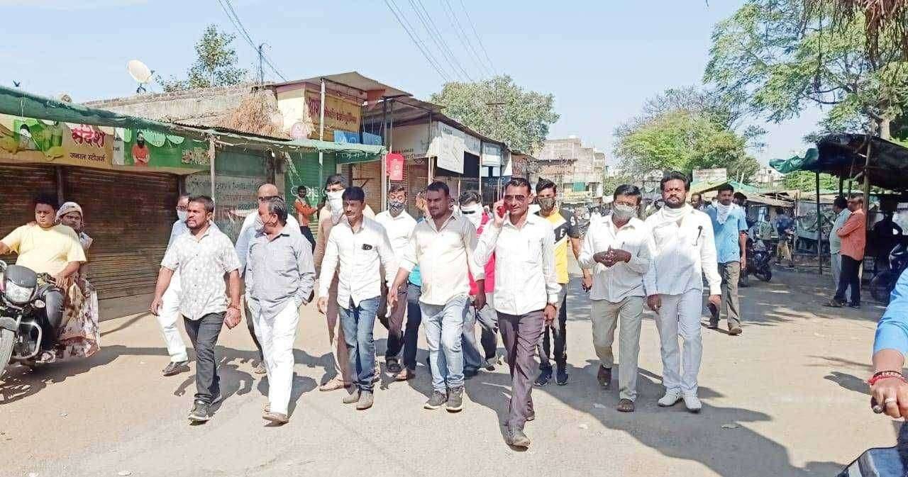 शेतकऱ्यांनी पुकारलेल्या भारत बंदला पारोळ्यात उस्फूर्त प्रतिसाद