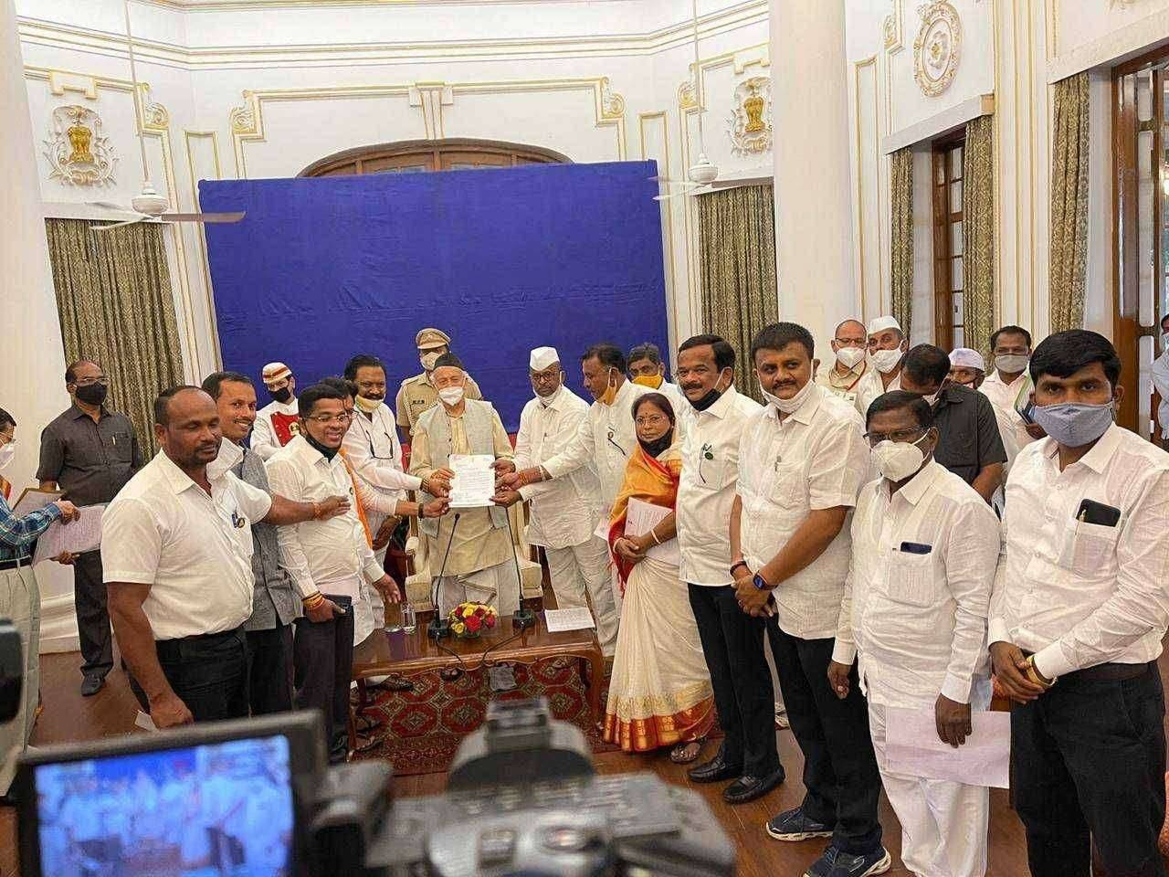 राज्याचे राज्यपाल महामहीम आदरणीय श्री भगतसिंग कोश्यारीजी साहेब यांची महाराष्ट्र विधानसभा उपाध्यक्ष नामदार नरहरी झिरवाळ साहेब यांच्या प्रमुख उपस्थितीत कळवण सुरगाणा विधानसभा मतदारसंघाचे कार्यसम्राट आमदार नितीन पवार यांनी आदिवासी विधानसभा सदस्यांसोबत भेट घेतली.