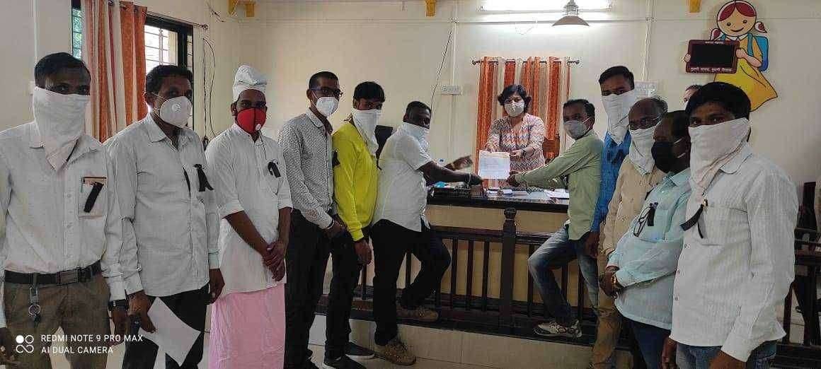 हल्लेखोर वाळूमाफियांचा म.रा.पत्रकार संघ रावेर तालुका वतीने जाहीर निषेध.. पत्रकारावर हल्याविरोधात तहसीलदार व उपसहाय्यक पोलिस निरीक्षक यांना निवेदन ......