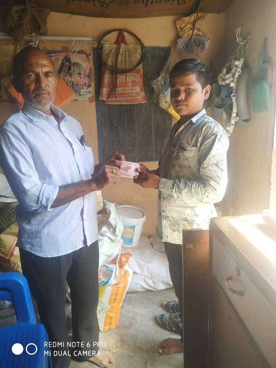 सुदिप ने इमानदारी दाखवत सापडलेले 6000 रु केले परत सर्वत्र परिसरात त्याचे कौतूक