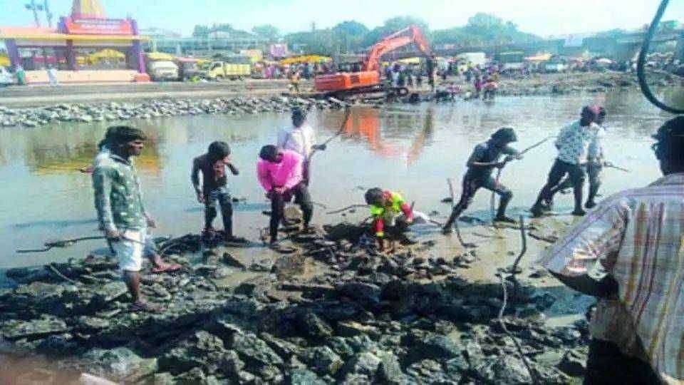 ? नदीपात्रातून निघतंय चक्क लोखंड; जीव धोक्यात घालून उसळली गर्दुल्याची गर्दी