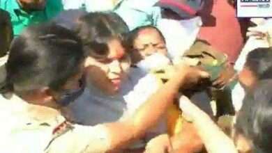 ?शिर्डी ड्रेस कोड प्रकरण..तृप्ती देसाईंना पोलिसांनी घेतले ताब्यात, शिर्डीत जाण्यापासून रोखले