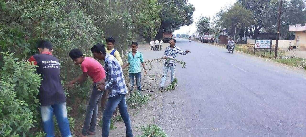 मोठा वाघोद्याच्या तरुणांनी रस्ताच्या काँर्नर वरील झुडपे गवत काढले. कमलाकर माळीसह तरुणांचा पुढाकार