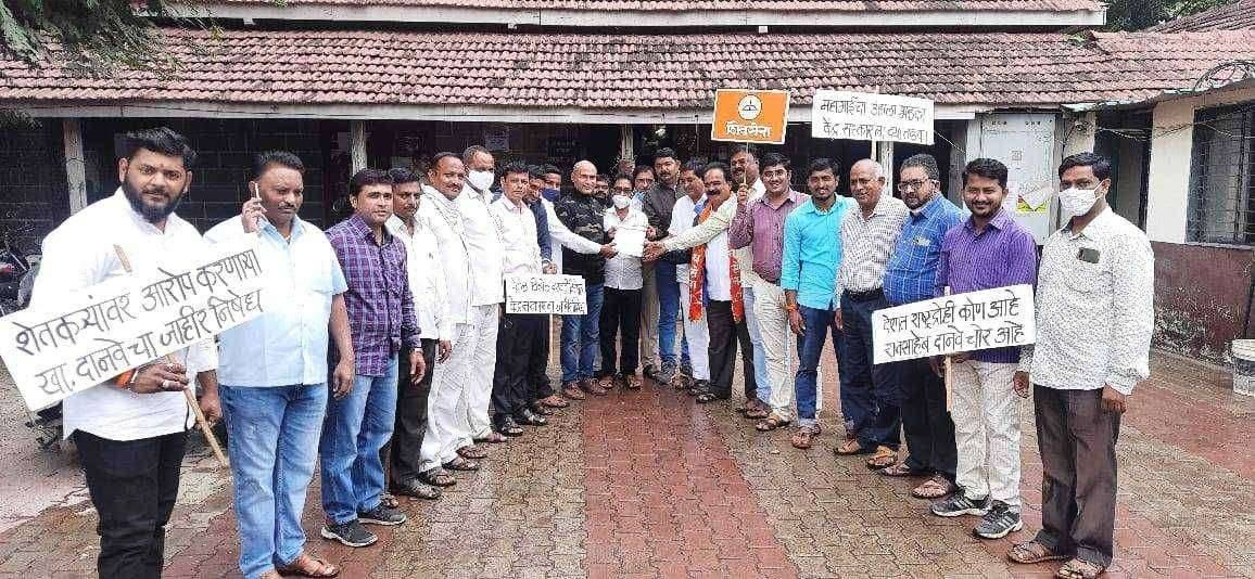 केंद्र सरकारच्या पेट्रोल डिझेल व गॅस दरवाढी विरोधात तसेच रावसाहेब दानवे यांच्या विरोधात चोपडा शिवसेना व युवासेना याच्या तर्फे आदोलन व तहसीलदार साहेबांना निवेदन देण्यात आले