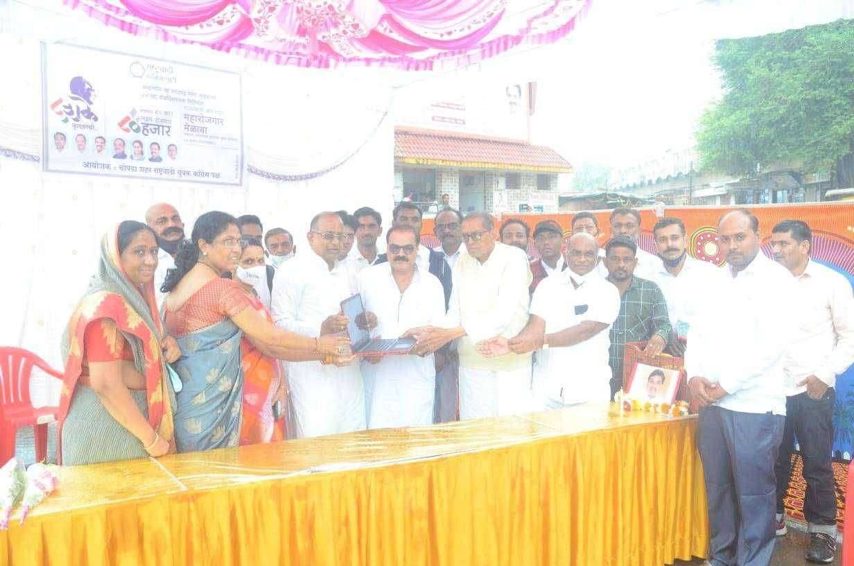 चोपडा येथे राष्ट्रवादी काँग्रेस पक्षाचे राष्ट्रीय अध्यक्ष तथा खासदार माननीय शरदचंद्रजी पवारसाहेब साहेब यांच्या वाढदिवसानिमित्त चोपडा राष्ट्रवादी युवक काँग्रेसतर्फे महारोजगार मेळाव्याचे आयोजन...