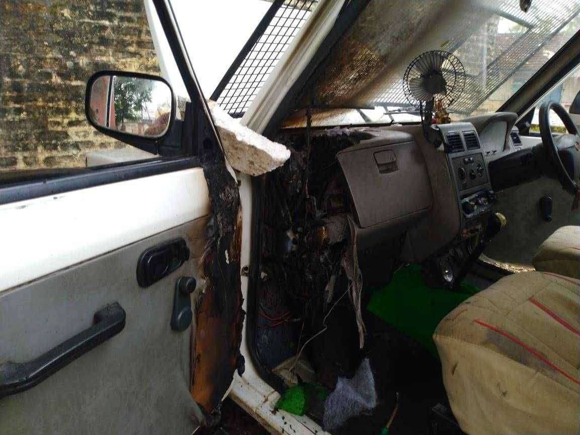 ? Breaking..अमळनेर पोलीस निरीक्षक यांच्या गाडीत शॉर्ट सर्किट मुळे लागली आग..
