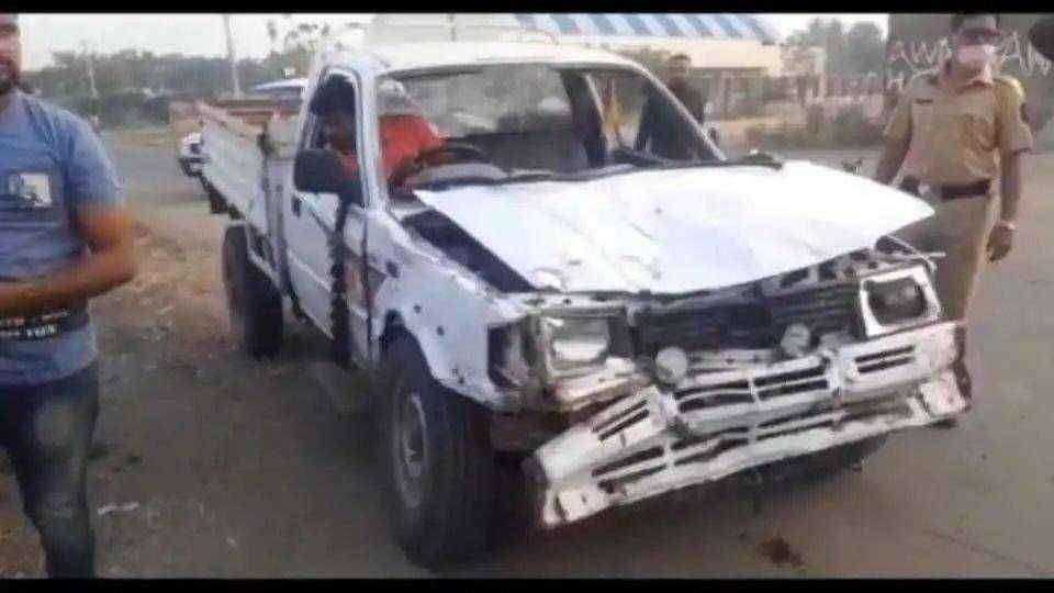 ? अवैध वाळू वाहतुकीने घेतला बळी !पिकअपच्या धडकेत दुचाकीवरील महिला ठार; पती गंभीर जखमी