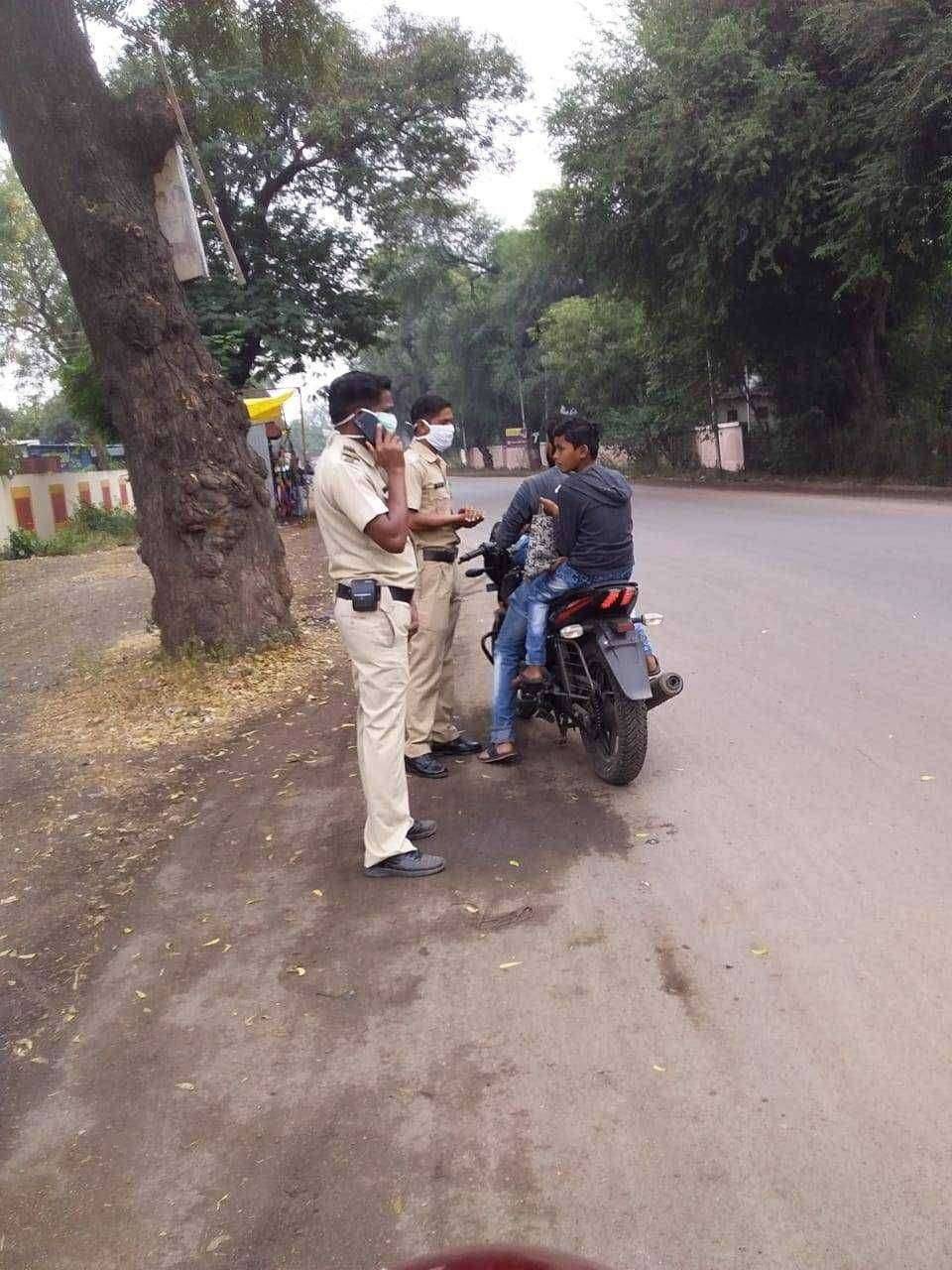 फैजपुरात वाहतूक पोलिसांशी अवैध वाहनाधारकांवर कारवाई सुरूच नागरिकांत समाधान