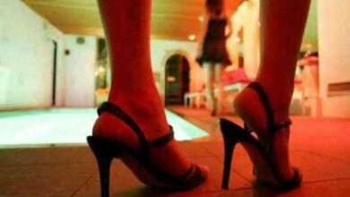 ?सेक्स रॅकेट..पोलिसांचा हॉटेलवर छापा..गरजू मुलींना जाळ्यात फसवणाऱ्या सेक्स रॅकेट चा पर्दाफाश