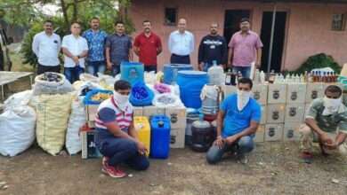 अवैधरित्या दारू बनविणाऱ्या तिघांच्या धुळे स्थानिक अन्वेषण विभागाच्या पथकाने आवळल्या मुसक्या