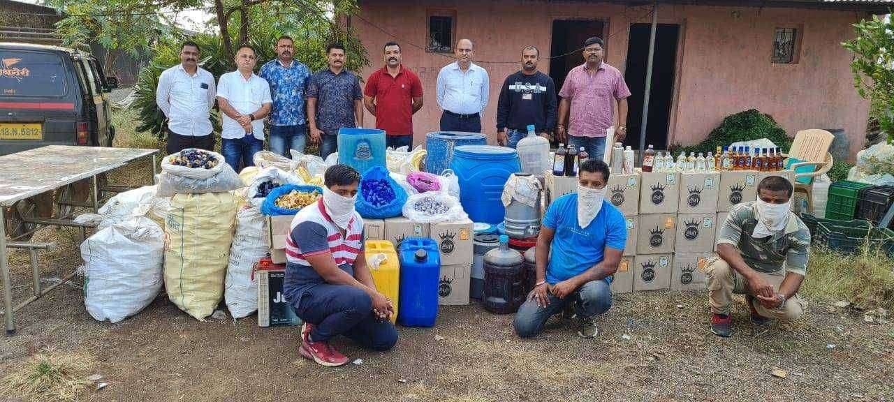 अवैधरित्या दारू बनविणाऱ्या तिघांच्या धुळे स्थानिक अन्वेषण विभागाच्या पथकाने आवळल्या मुसक्या