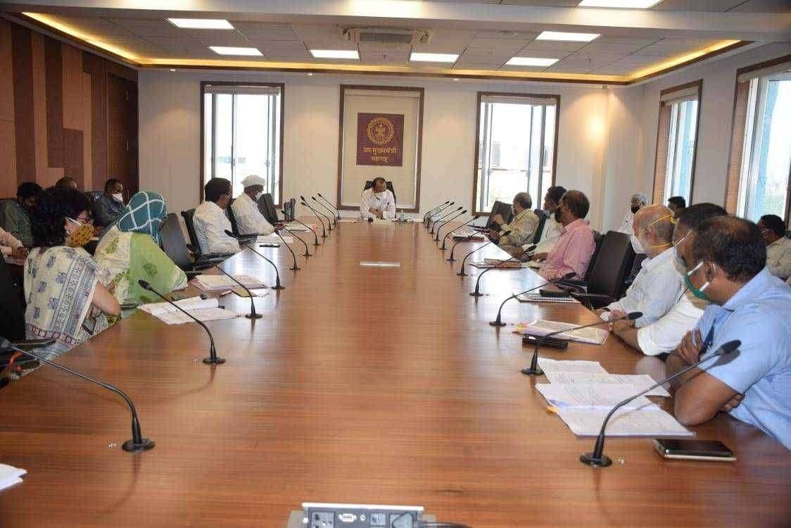 आदिवासी विकास विभागातील आश्रमशाळांमध्ये रोजंदारी/ तासिका तत्वावर कंत्राटी पद्धतीने कार्यरत असलेल्या वर्ग ३ व वर्ग ४ प्रवर्गातील ४००० शिक्षक व शिक्षकेतर कर्मचाऱ्यांच्या प्रश्नांबाबत आज महाराष्ट्र राज्याचे उपमुख्यमंत्री अजितदादा पवार यांच्या अध्यक्षतेखाली कळवण सुरगाणा विधानसभा चे आमदार नितीन अर्जुन पवार यांनी बैठक आयोजित केली होती.