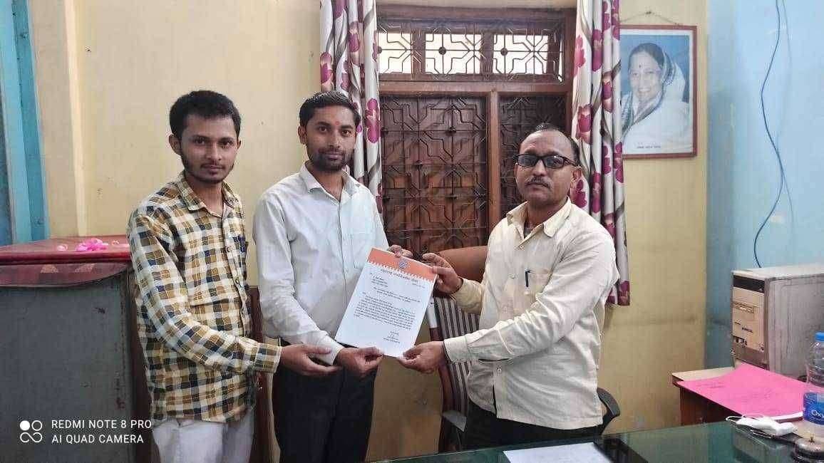 मनसे विद्यार्थी सेना शहराध्यक्ष निलेश बारी यांच्या नेतृत्वाखाली निखिल पाटील यांनी महिला व बालकल्याण प्रकल्प अधिकारी संजय आर .धनगर यांना निवेदन देण्यात आले...