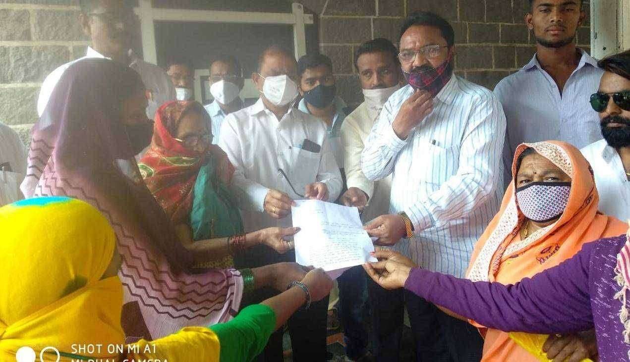 देह विक्रय करणाऱ्या महिलांना न्याय मिळावा म्हणून त्यांच्यातल्या काही बायका जमवून गोपाळराव सोनवणे नावाच्या माणसाने तहसीलदार यांना लेखी निवेदन दिले..