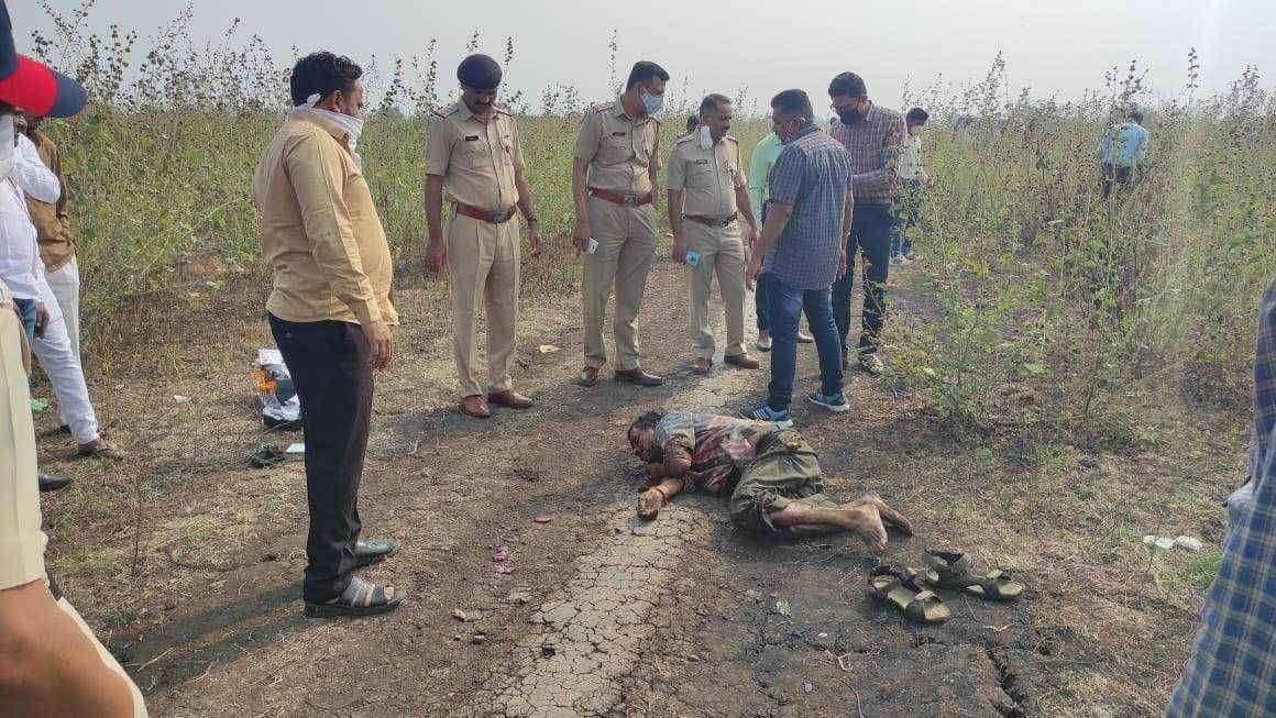 शहरापासून अंतरावर निर्जन ठिकाणी अज्ञात इसमाचा दगडाने ठेचून करण्यात आली हत्या