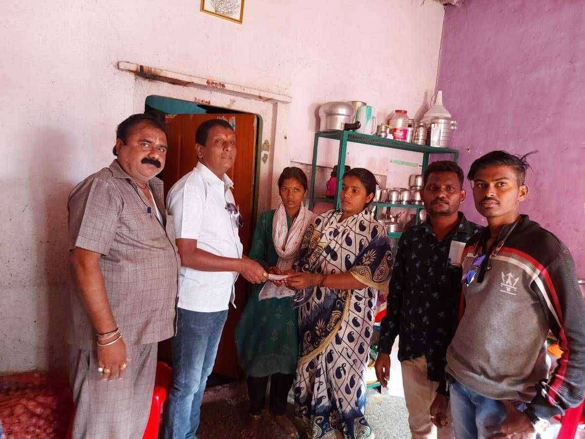 पंढरपूर नगरपालिकेच्याअतिक्रमण पथकाकडून वैशाली चव्हाण या कष्ट करू महिलेच्या हात गाड्यावर नगरपालिकेचा हातोडा समाजसेवक संजय बाबा ननवरे यांच्याकडून दहा हजार रुपये आर्थिक मदत