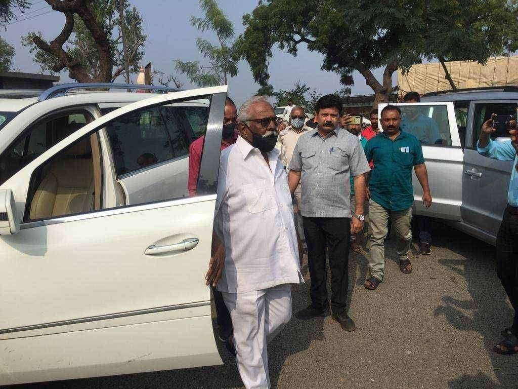 दोंडाईचा येथे राष्ट्रवादी पक्षाचे प्रदेशाध्यक्ष अनिल गोटे येणाच्या पाश्वभुमीवर, संवेदनशील वातावरण. भारतीय जनता पार्टीही,एकजुटीसाठी गढीवर सरसावली,निवेदन न देता फुलहार अर्पण करण्यात आले..