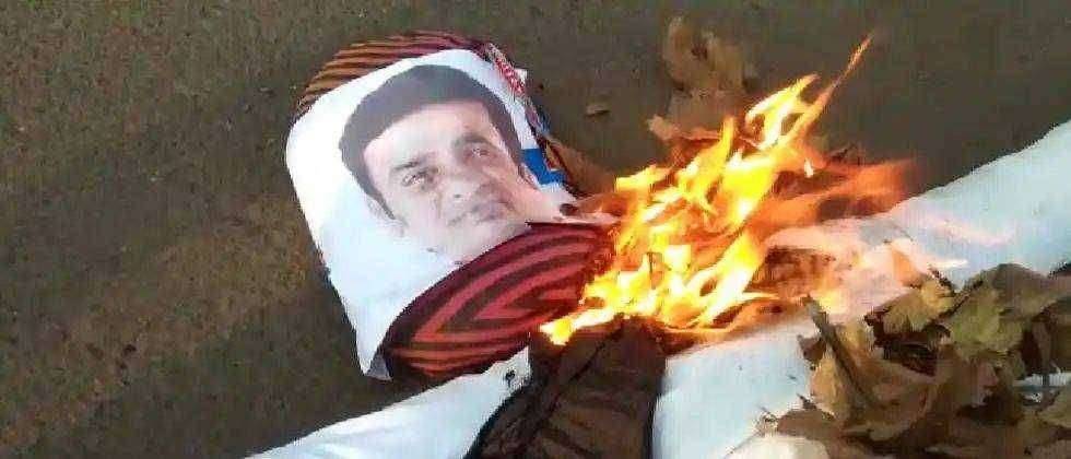 ? Big Breaking..आदिवासींनी ' यासाठी ' जाळला आमदार परिणय फुकेंचा पुतळा !