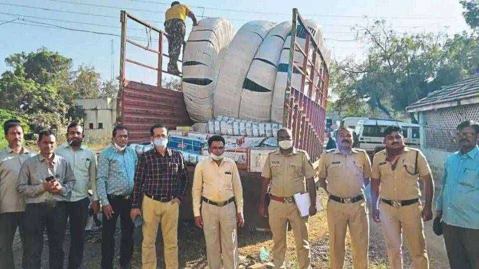 मोहोळ पोलिसांनी पकडला नकली एचडीपीई पाईप चा ट्रक ! कंपनीसह दोघांवर गुन्हा