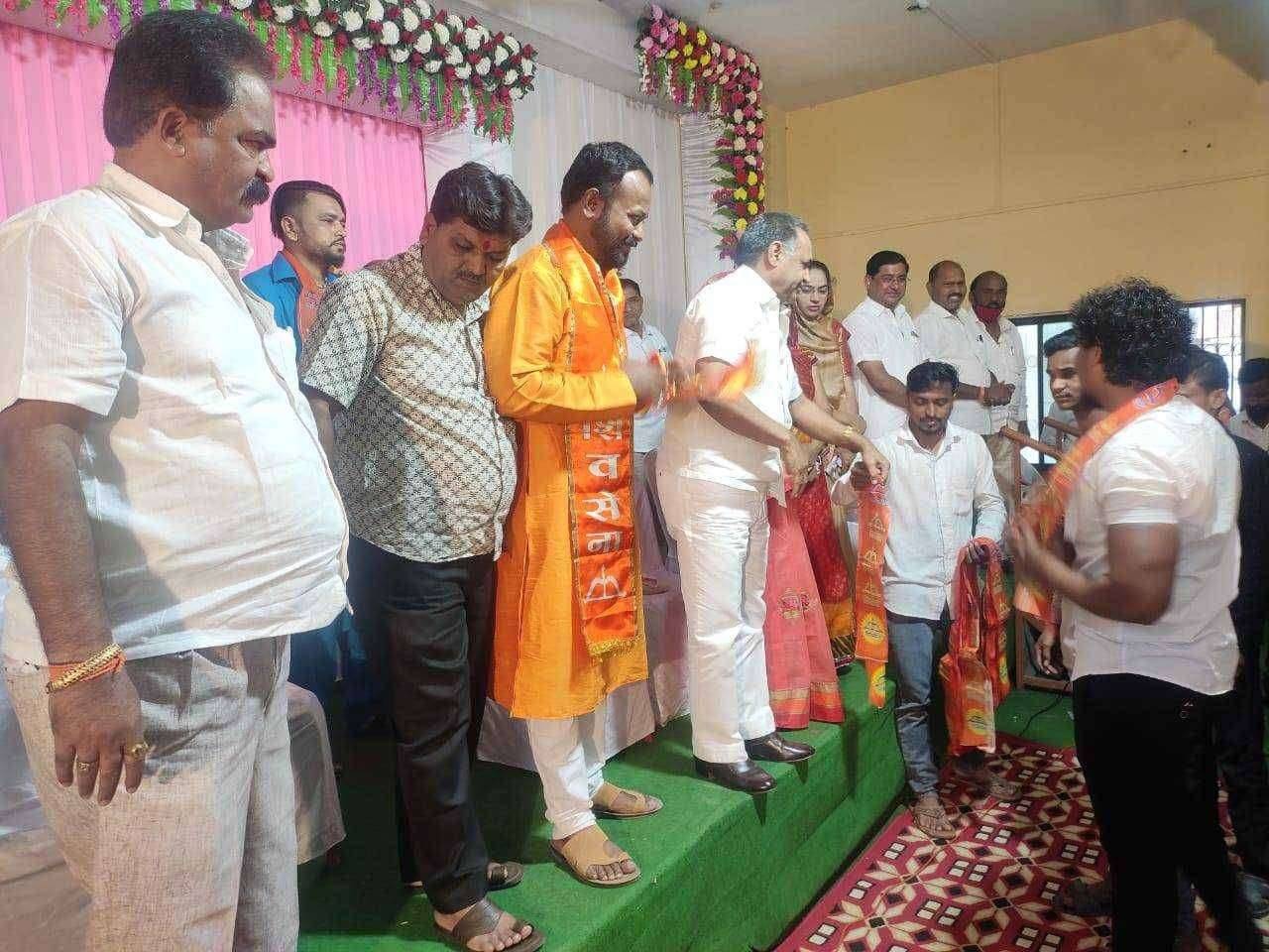 श्री सागर भाऊ ओतारी (संस्थापक अध्यक्ष युवाशक्ती संघटना) ढाण्या वाघ व बहुसंख्य पदाधिकारी आणि कार्यकर्ते यांचा सह शिवसेनेत पक्ष प्रवेश आज जाहीर..