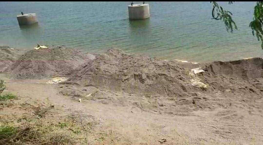 पंढरपूर शहरामध्ये चंद्रभागेच्या पात्रे मधून वाळू उपसा जोरात चालू असून पंढरपूरचे महसूल व पोलिस यांचे दुर्लक्ष होत आहे प्रशासन अनेक बाळीची वाट पाहते का आशी जनतेतून चर्चा..