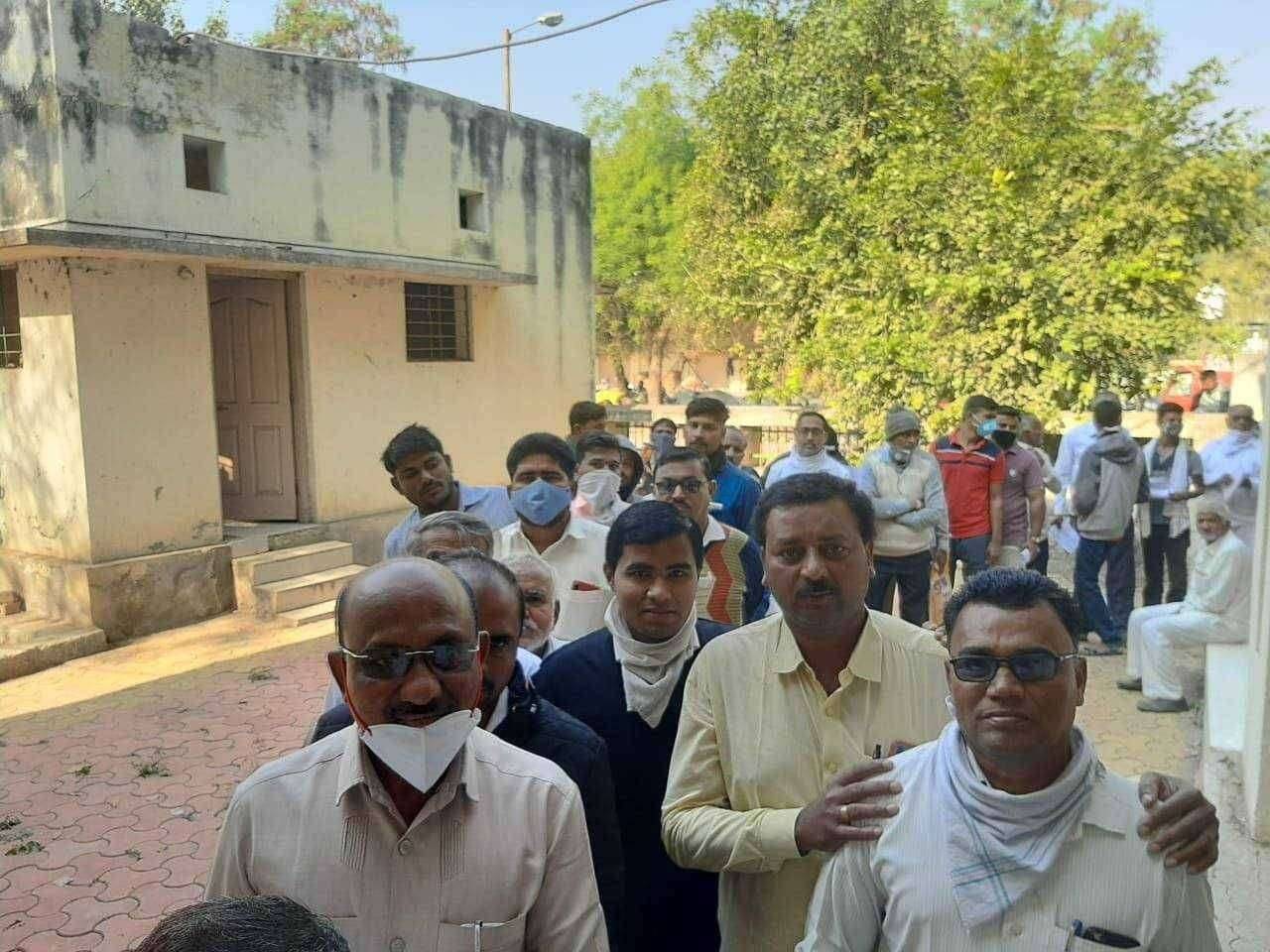 अत्यंत पारदर्शी पद्धतीने कापूस नाव नोंदणी सुरू. सोमवारपासून कापूस मोजणी सुरू होणार, पहिल्याच दिवशी शेतकऱ्यांनी केली नोंदणीसाठी गर्दी.