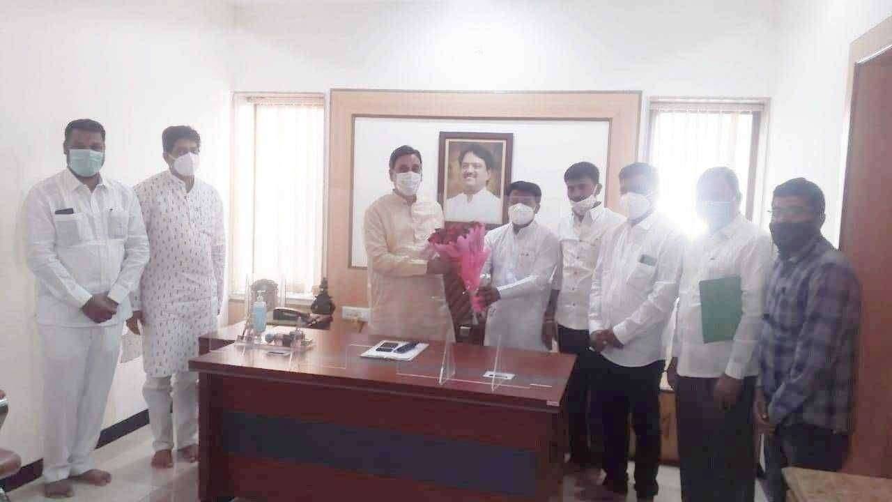 औसा कृषी उत्पन्न बाजार समितीच्या सभापती व उपसभापती यांनी घेतली माजी मंत्री दिलीपरावजी देशमुख साहेब यांची सदिच्छा भेट